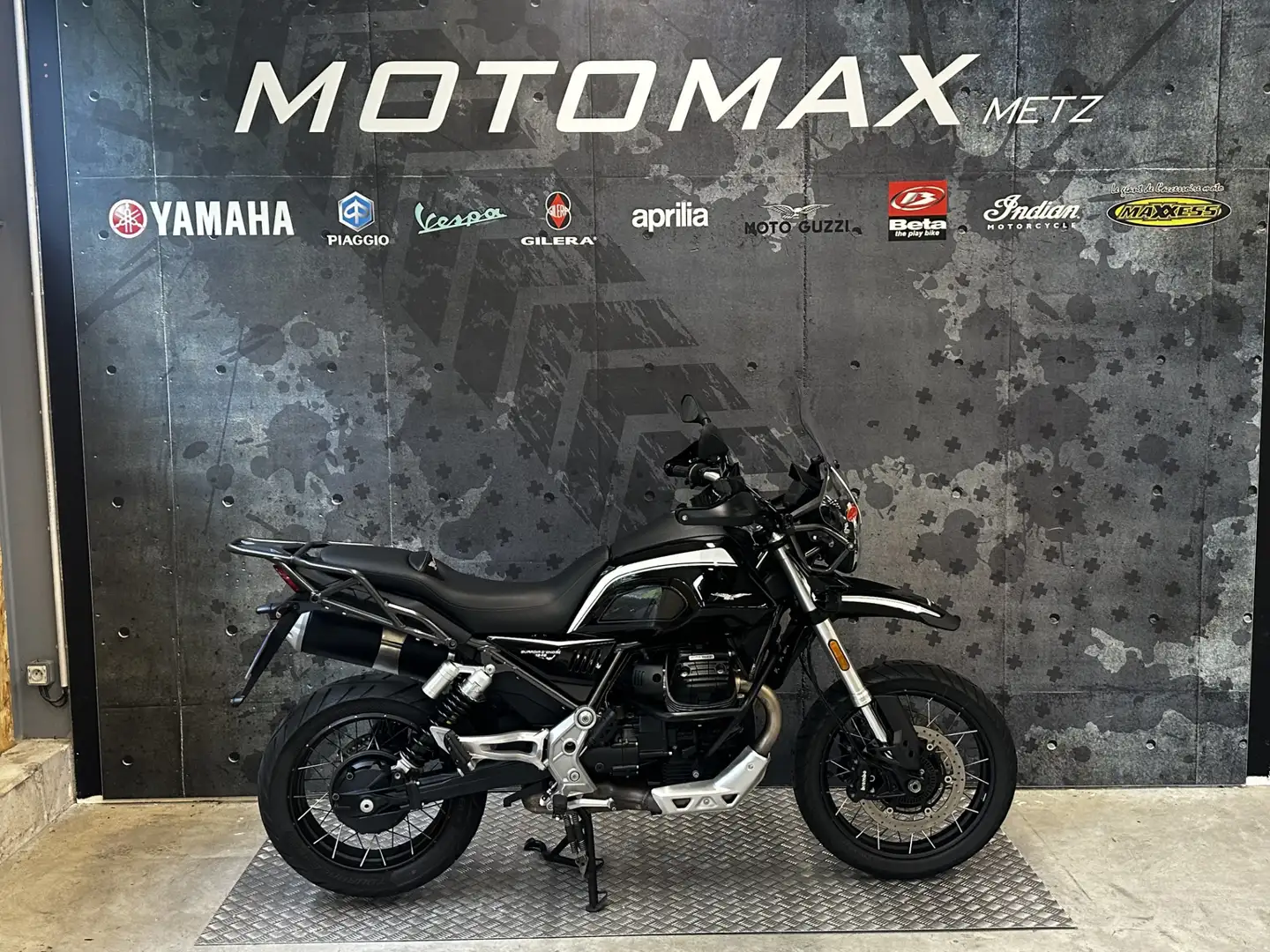 Moto Guzzi V 85 TT Black - 1