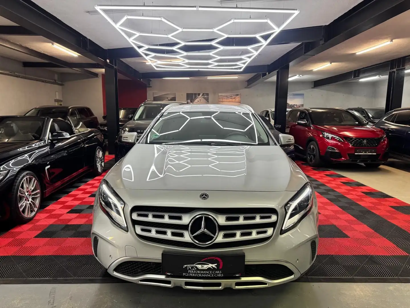 Mercedes-Benz GLA 220 d 4MATIC Aut. Silber - 2