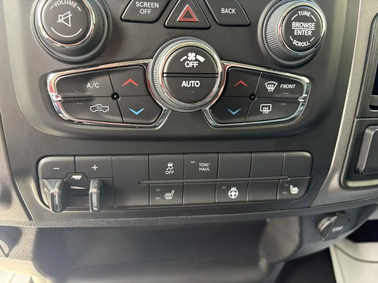 RAM 1500 снимка RAM 1500
