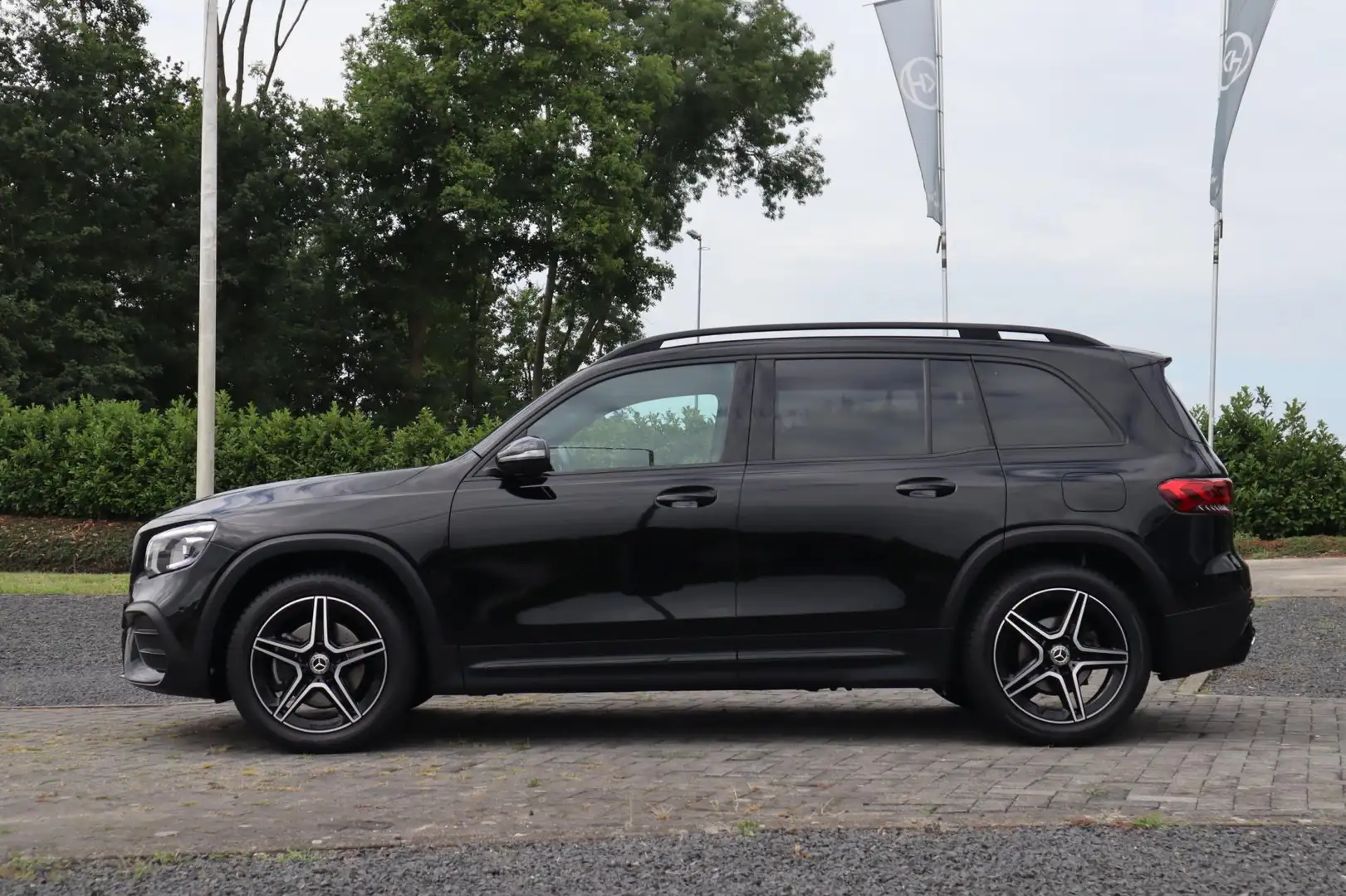 Mercedes-Benz GLB 200 AMG Sfeerverlichting, Camera, Carplay, Stoelverwar Zwart - 2