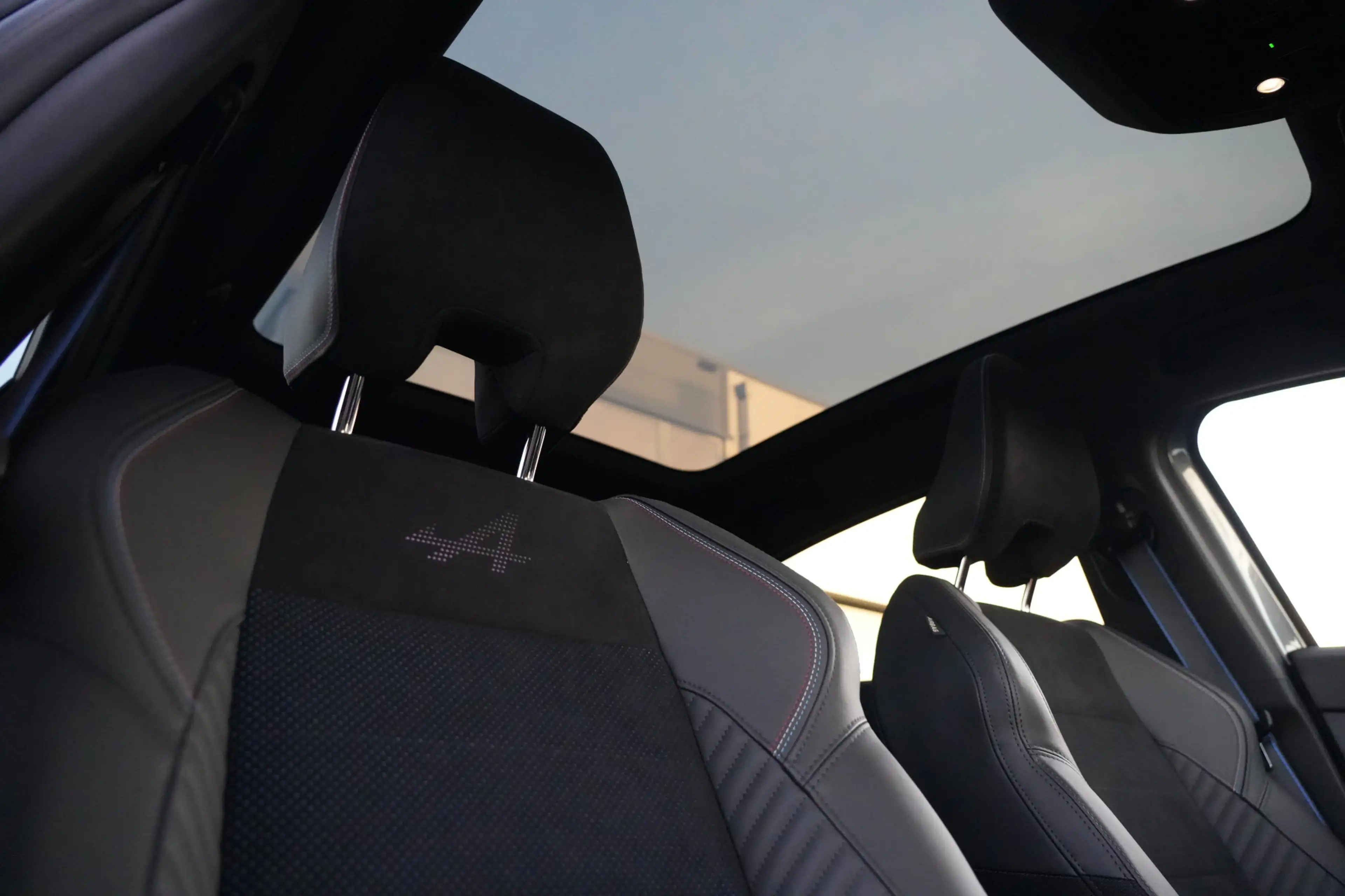 Renault Rafale 1.2 E-Tech 4x4 Plug-in Hybrid 300 Esprit Alpine 30 — photo 11