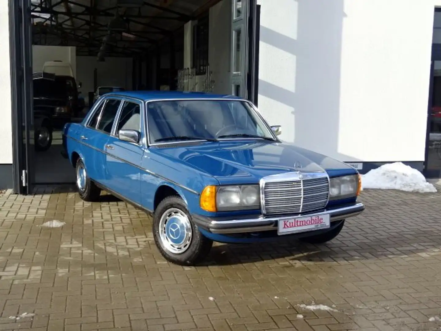Mercedes-Benz 240 D Blau - 2