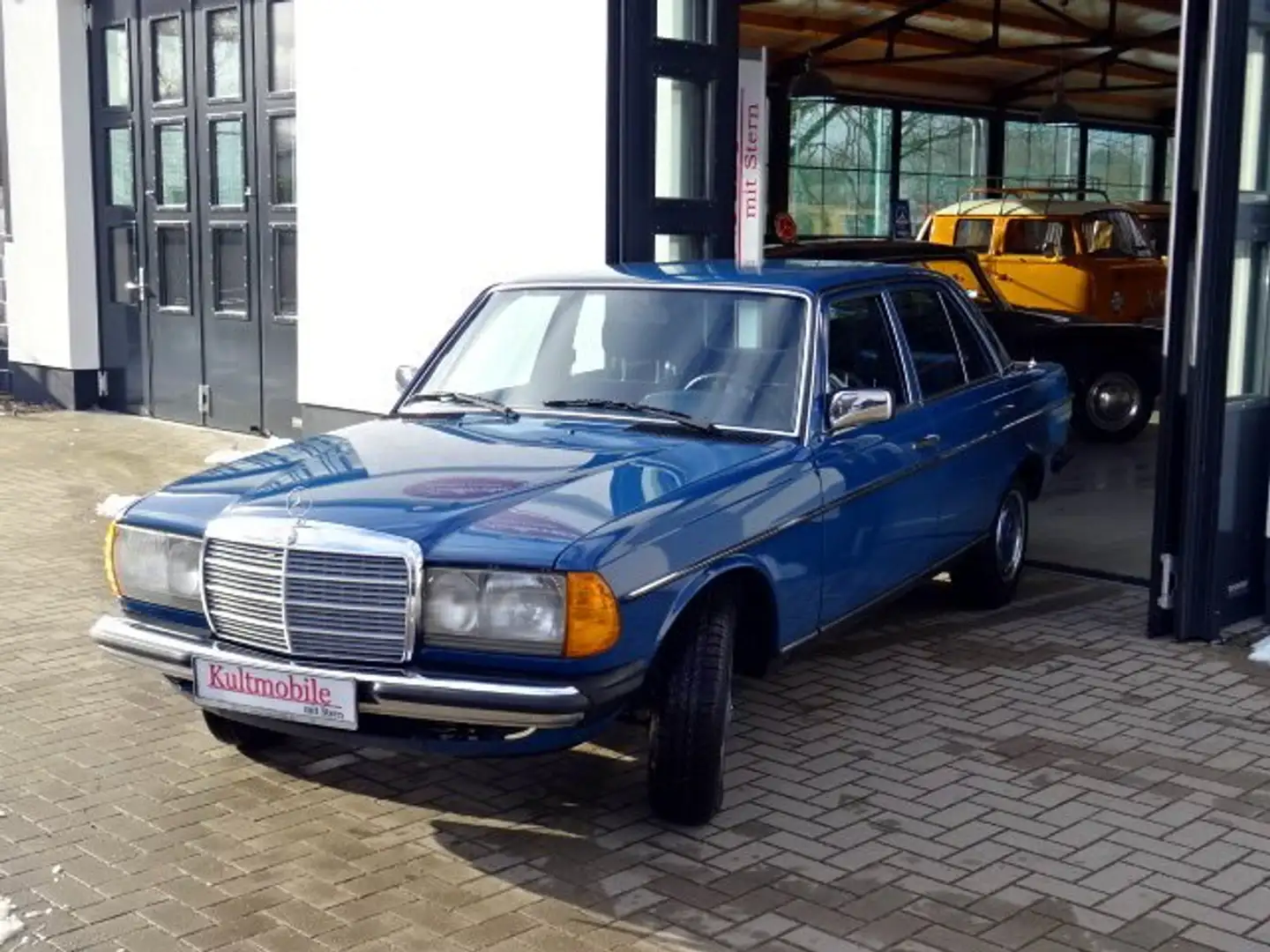 Mercedes-Benz 240 D Blau - 1
