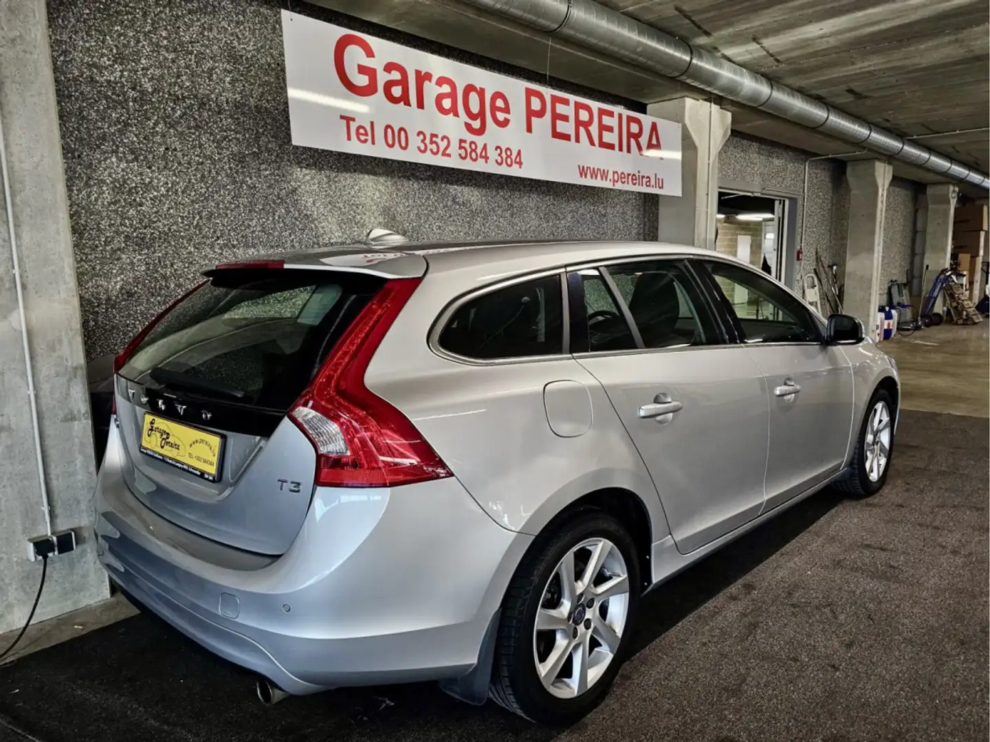 Volvo V60 T3 AUTO NAVI Šedá - 2