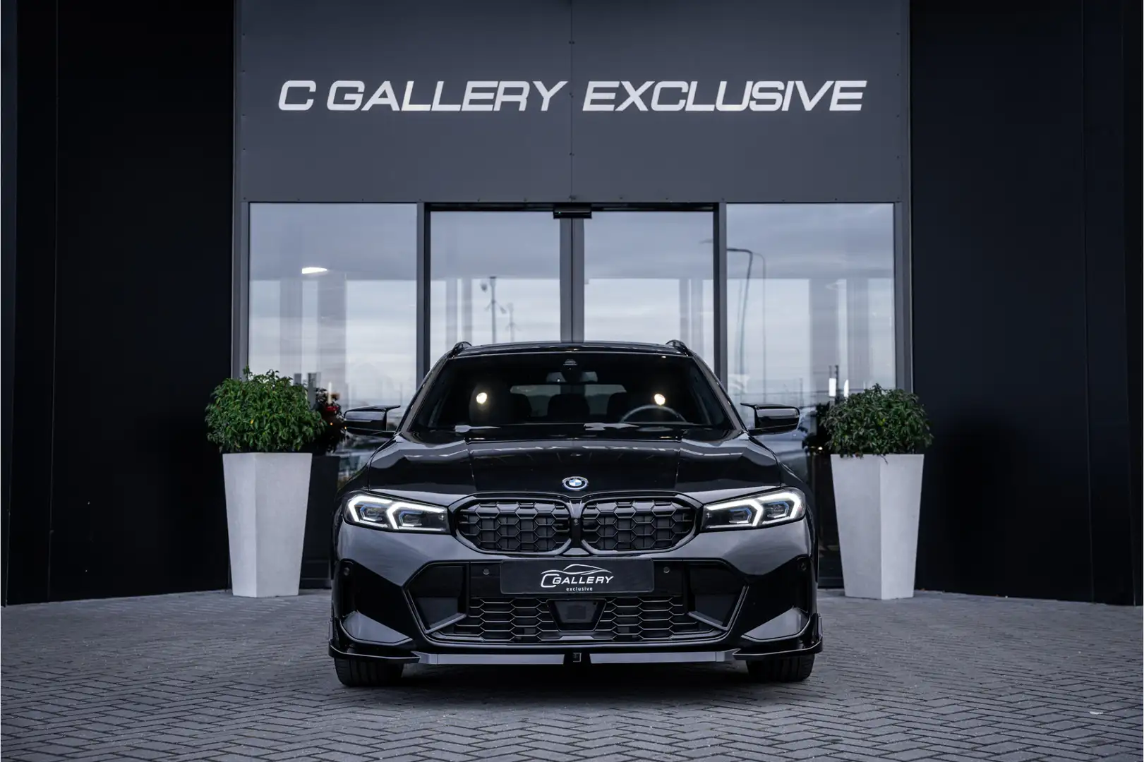 BMW 330 3-serie Touring 330e xDrive - M Sport/ performance Zwart - 2