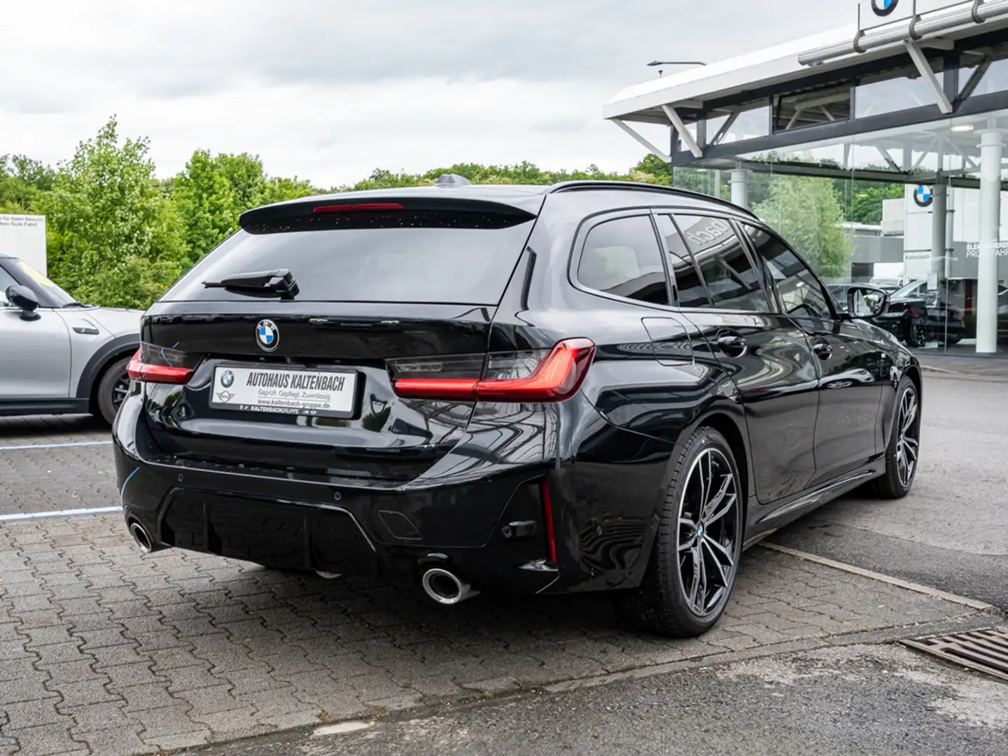 BMW 320 d Touring xDrive M-Sport AHK LED ACC NAVI Noir - 2