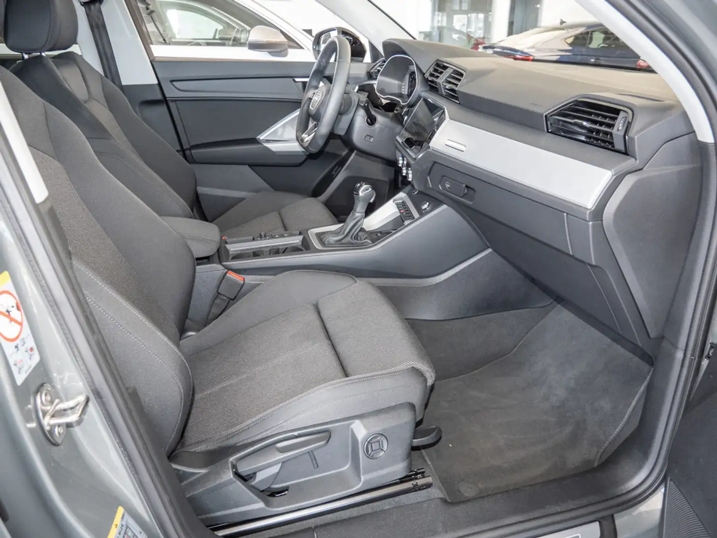 Audi Q3 Sportback 35 TFSI S line SHZ AHK ACC LED Grijs - 2