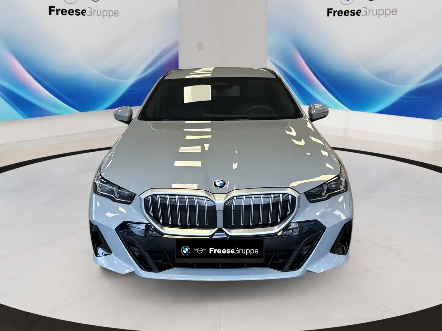 BMW 520 d xDrive Touring AHK 360° STANDHZ HEAD-UP RFK Grau - 2