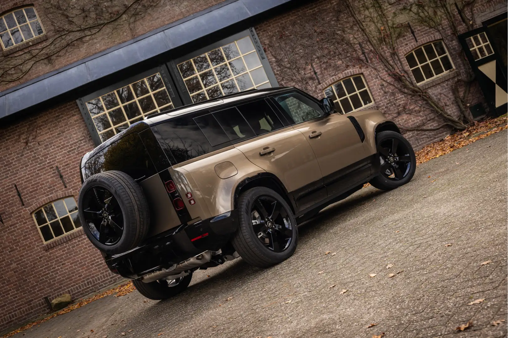 Land Rover Defender 110 2.0 P300e 110 X-Dynamic HSE HUD Meridian Surro Bruin - 2