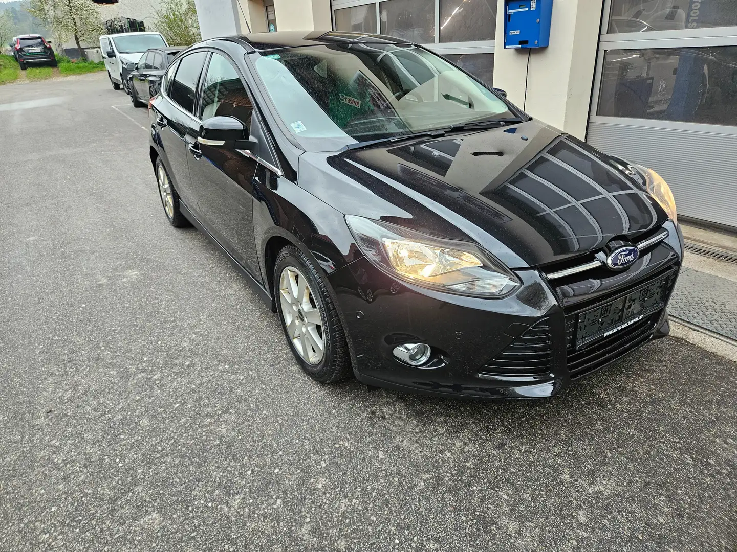 Ford Focus Titanium 1,6 TDCi DPF Limousine Schwarz - 2