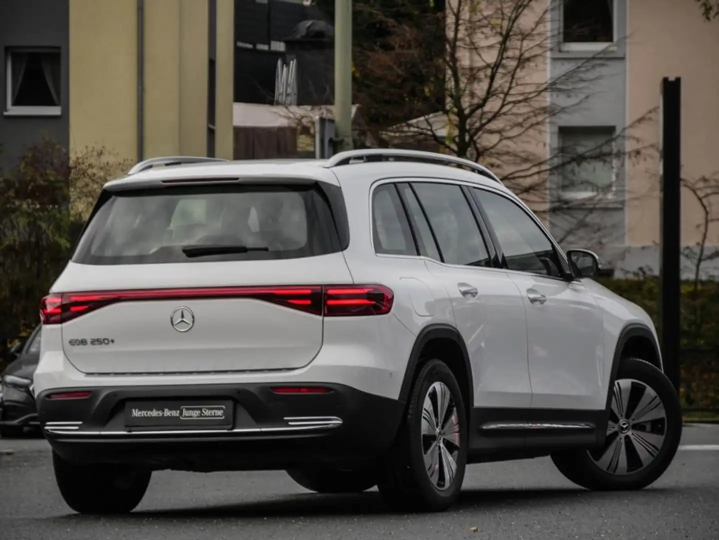 Mercedes-Benz EQB 250 + Progressive/Pano/Distr/360/LED/Ambi/18" Weiß - 2