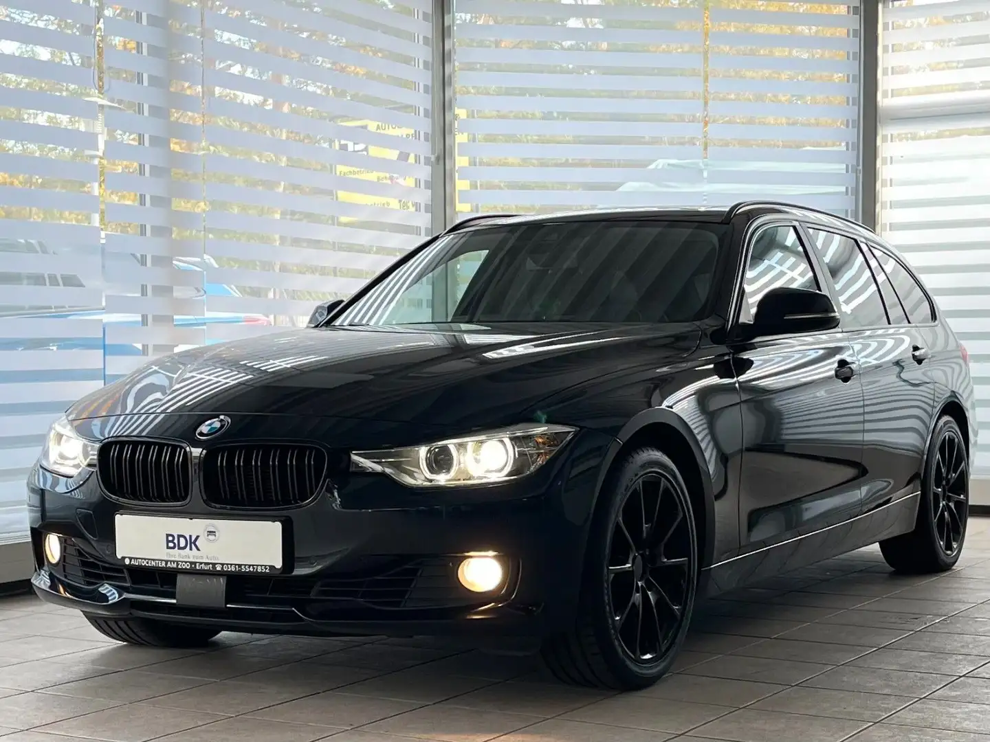 BMW 330 d xD PANORAMA HeadUp AHK LEDER NAVI-Pro Schwarz - 1