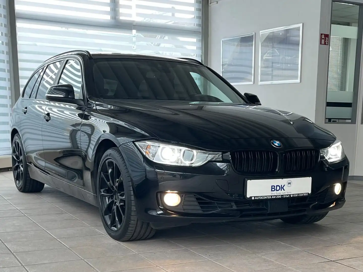 BMW 330 d xD PANORAMA HeadUp AHK LEDER NAVI-Pro Schwarz - 2