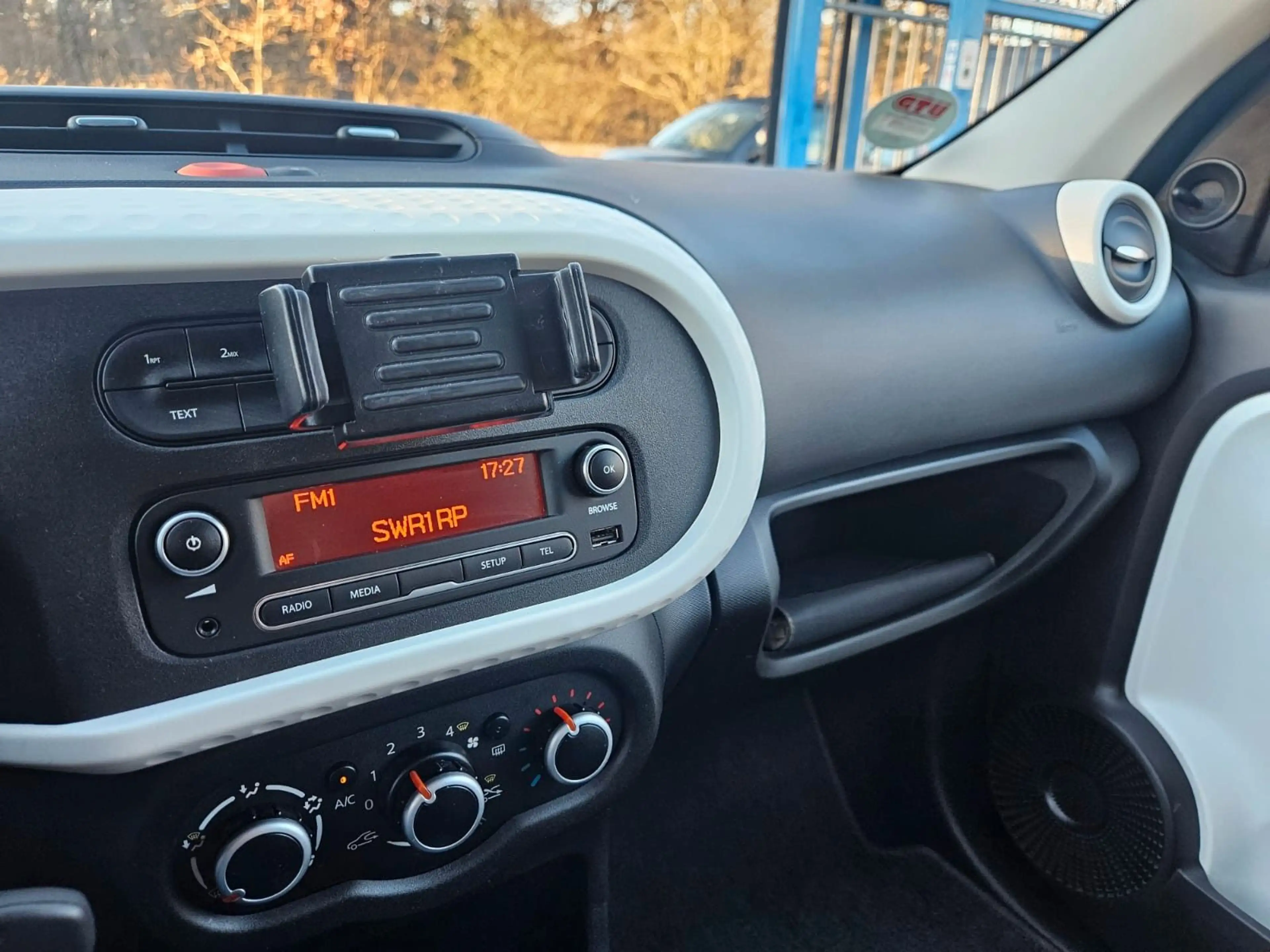 Renault Twingo Life — photo 14