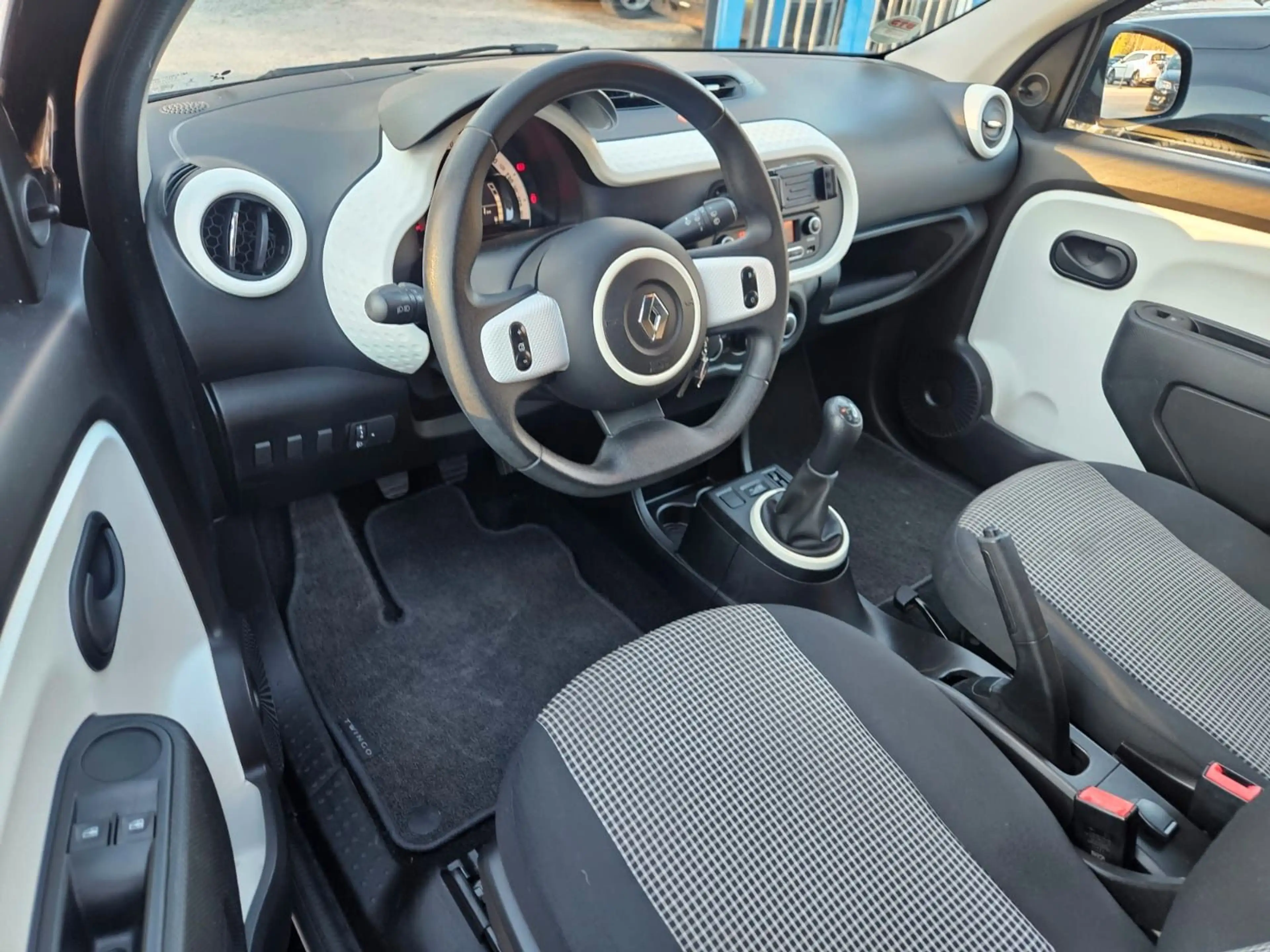 Renault Twingo Life — photo 9