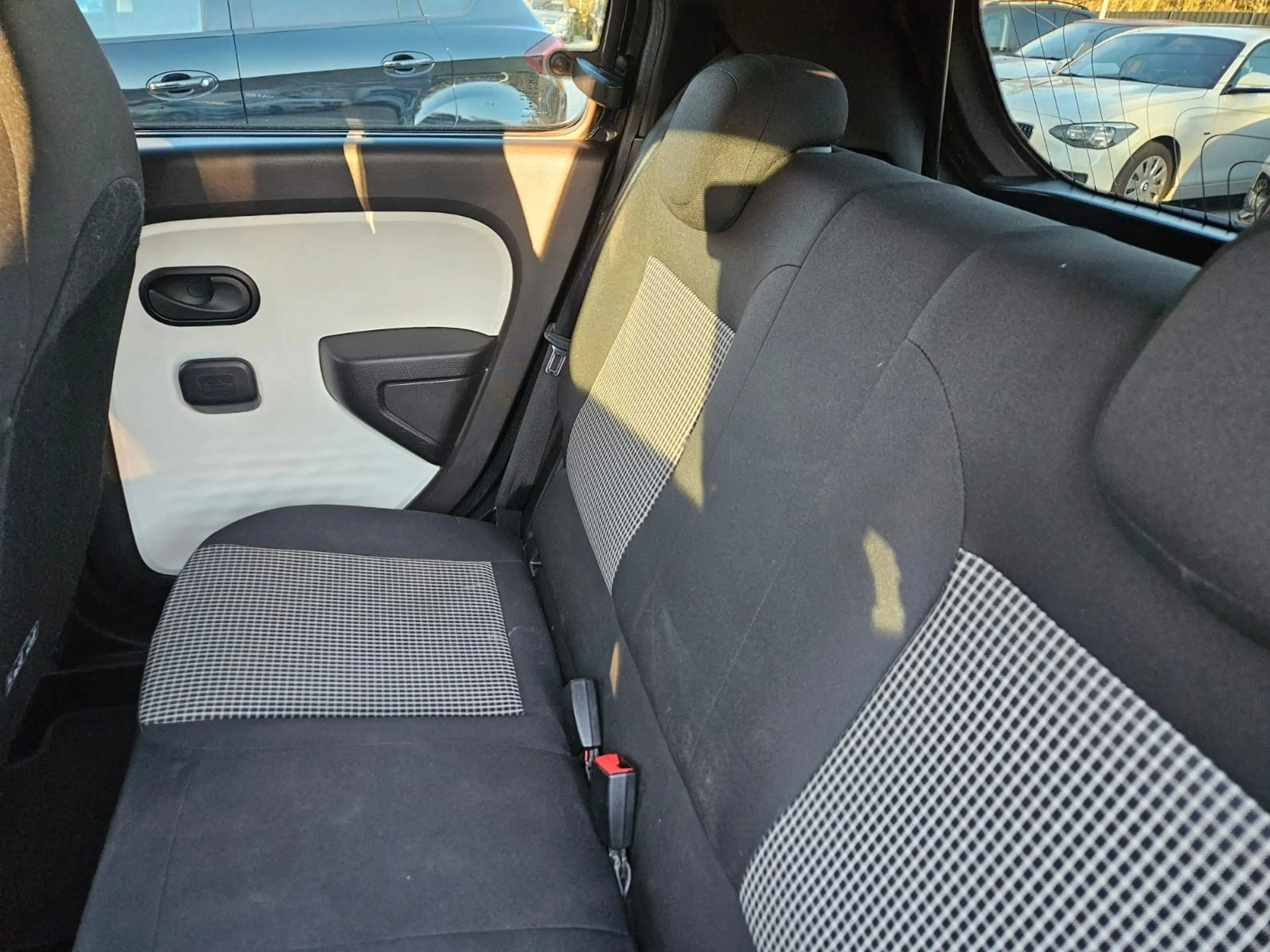 Renault Twingo Life — photo 15