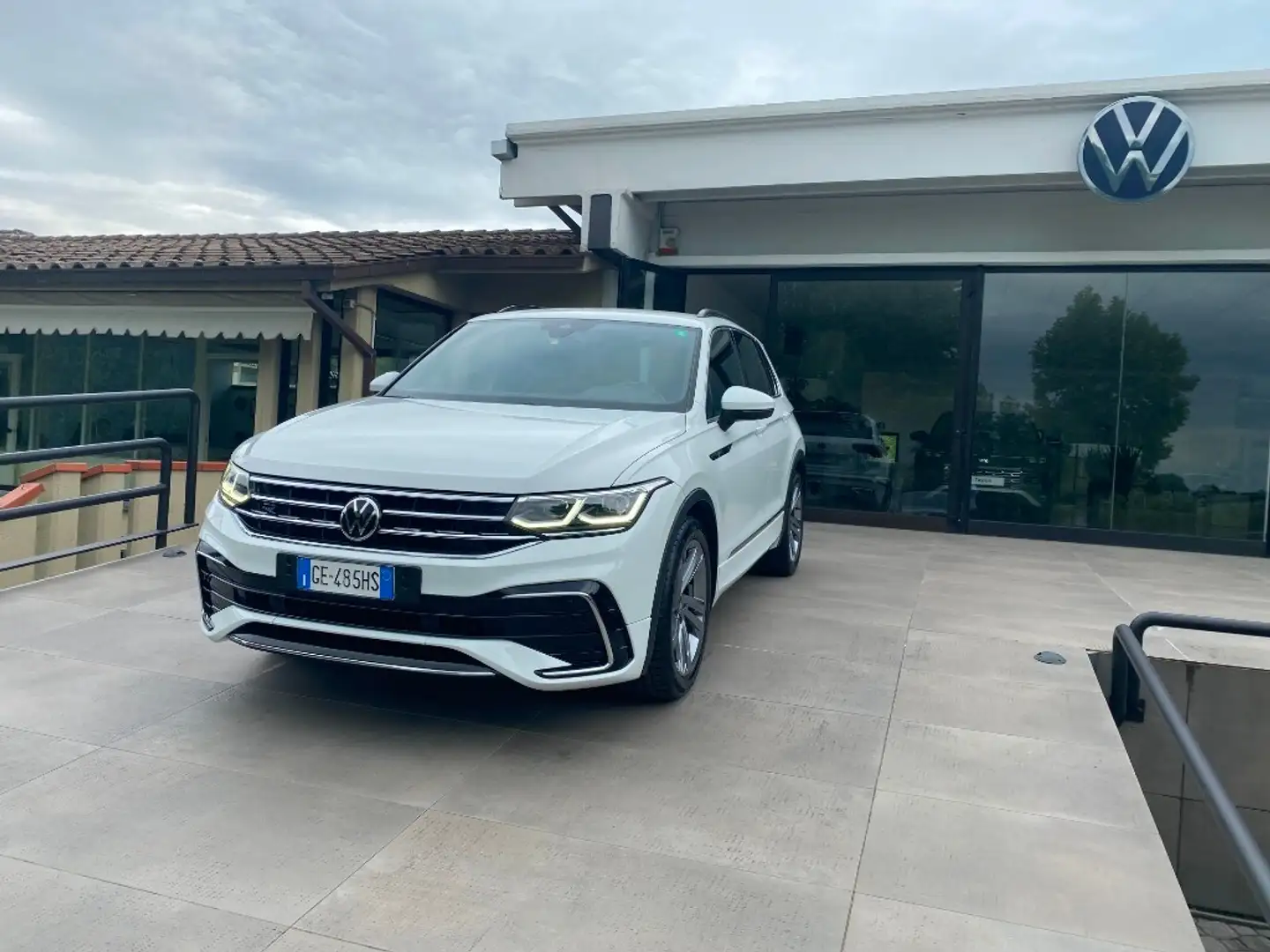 Volkswagen Tiguan Tiguan 2.0 TDI 150 CV SCR DSG R-Line Bianco - 2