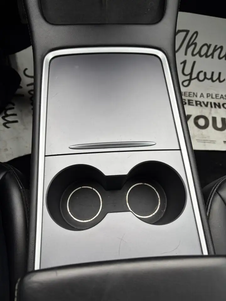 Tesla Model Y снимка Tesla Model Y