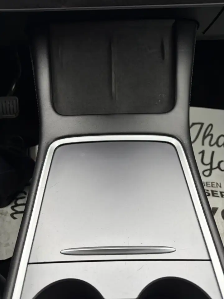 Tesla Model Y снимка Tesla Model Y