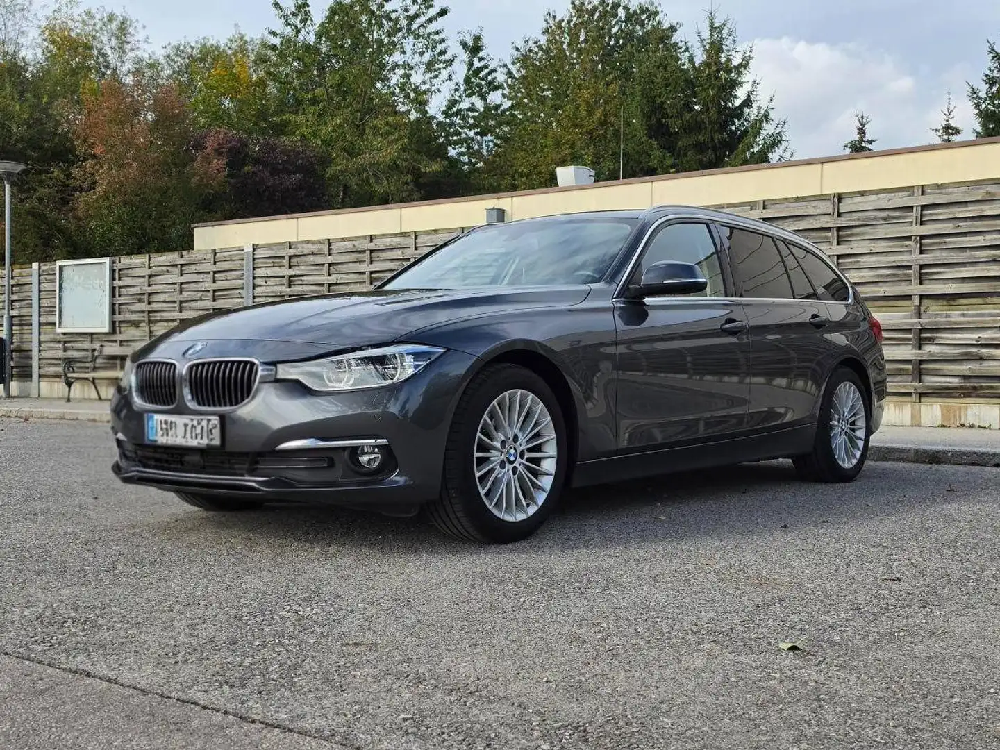 BMW 318 318d Touring Luxury Line Aut. Luxury Line Grau - 2