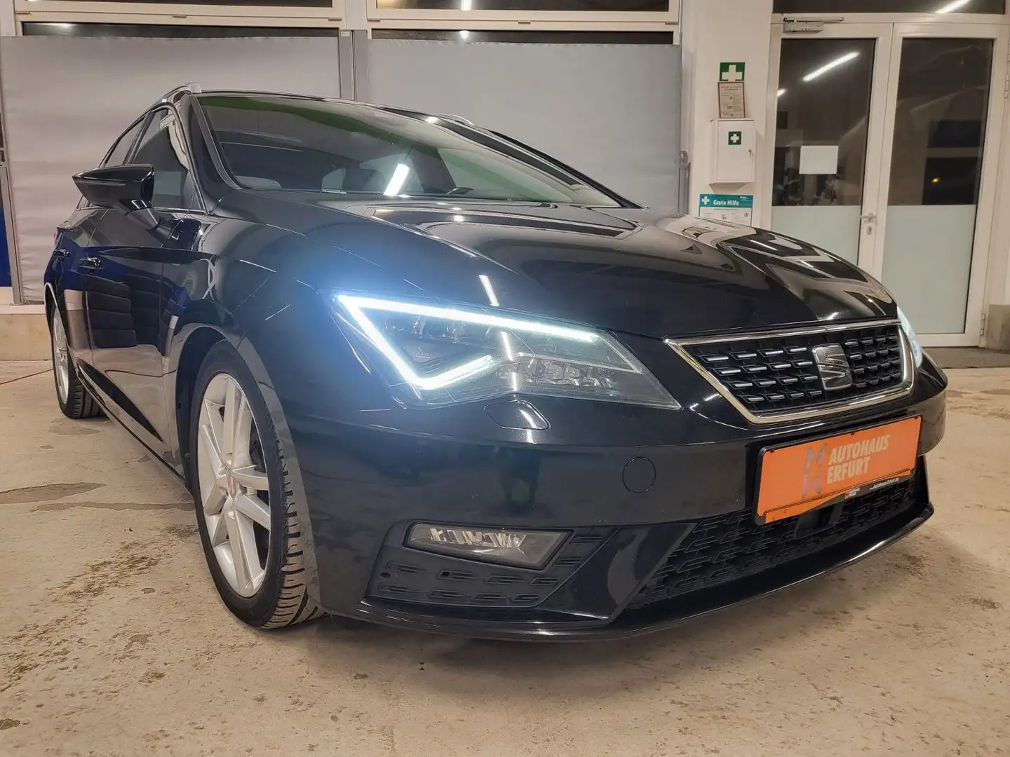 SEAT Leon ST Xcellence 2.0 TDI -NAVI/PANO/BEATS/LED Schwarz - 1