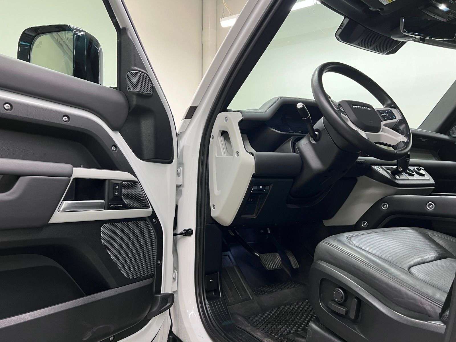 2024 Land Rover Defender 110 P300 S alt 4