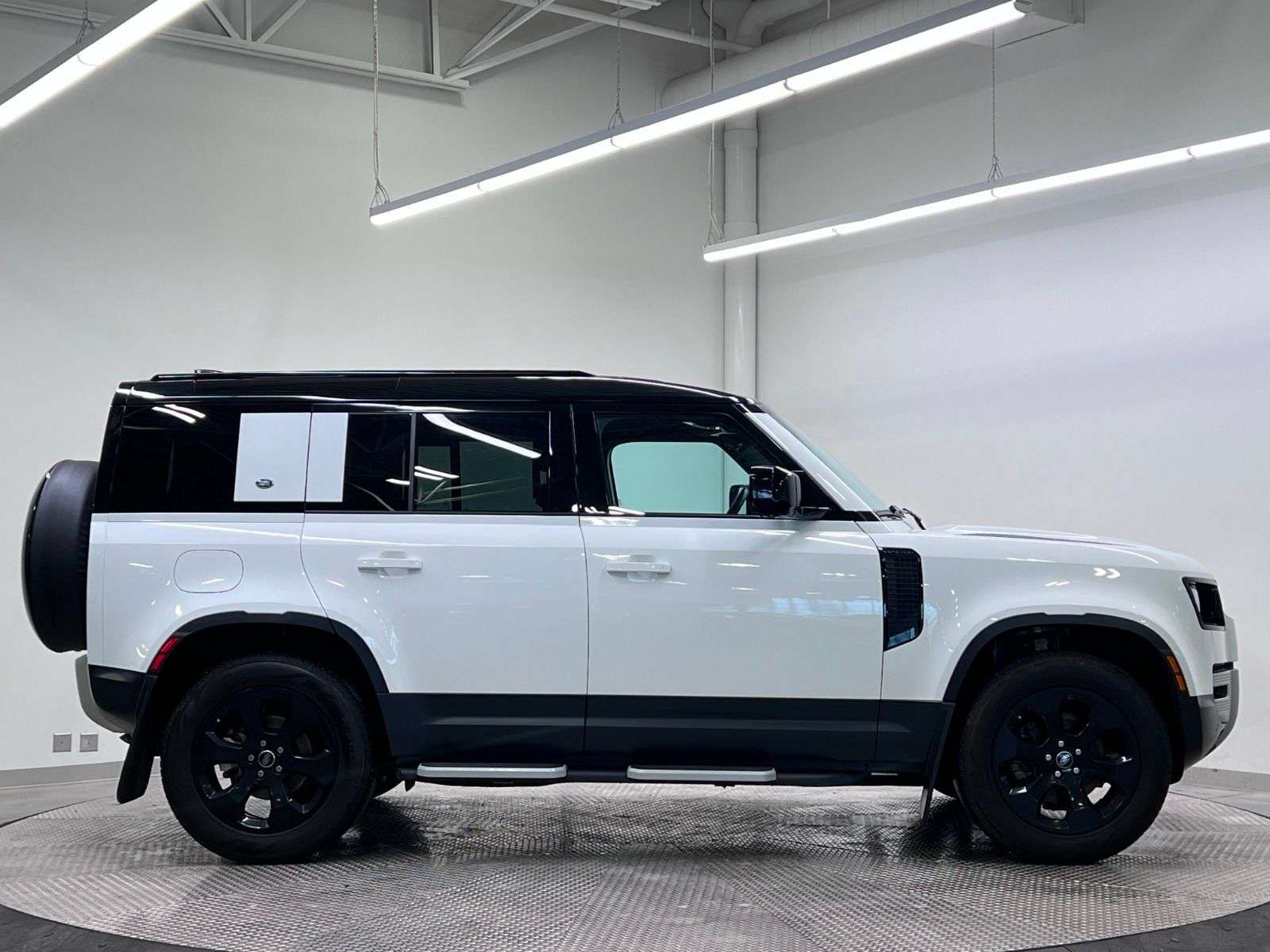 2024 Land Rover Defender 110 P300 S thumb 7