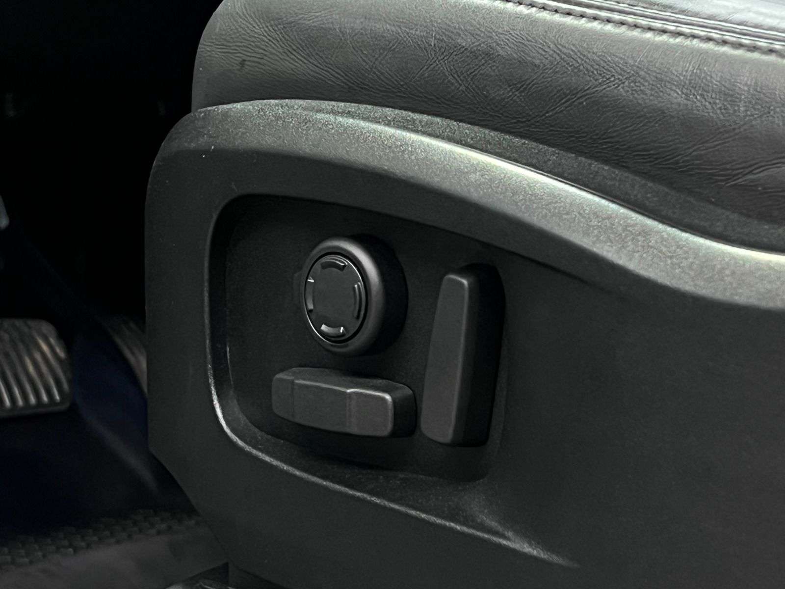2024 Land Rover Defender 110 P300 S thumb 31