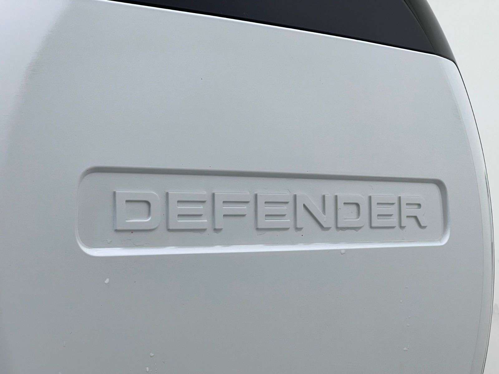 2024 Land Rover Defender 110 P300 S thumb 12