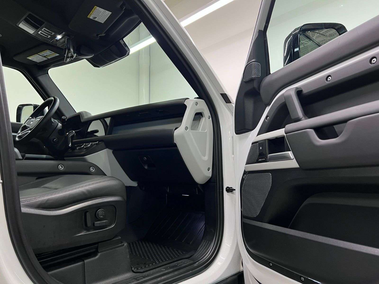 2024 Land Rover Defender 110 P300 S thumb 27
