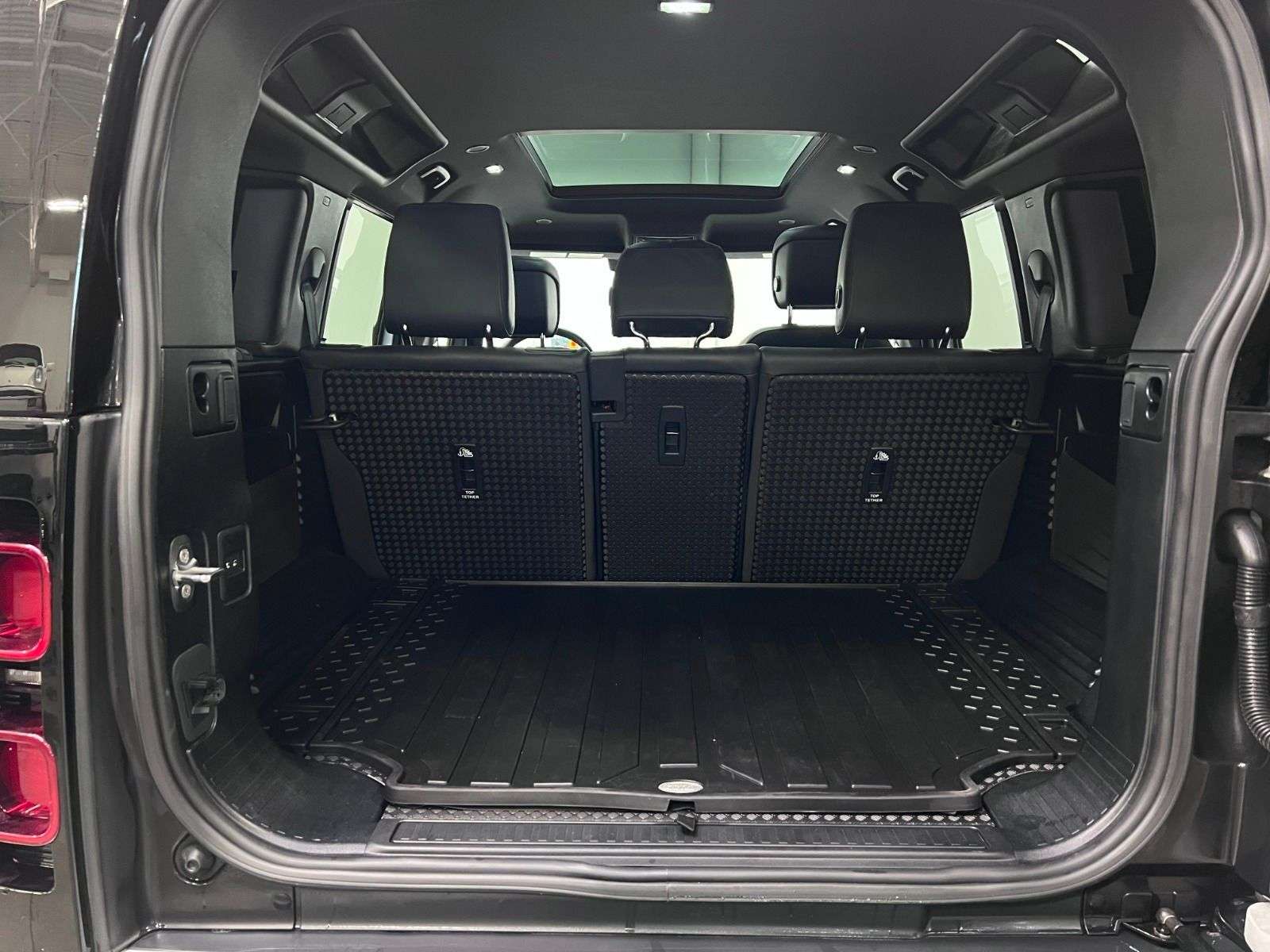 2024 Land Rover Defender 110 P300 S thumb 36