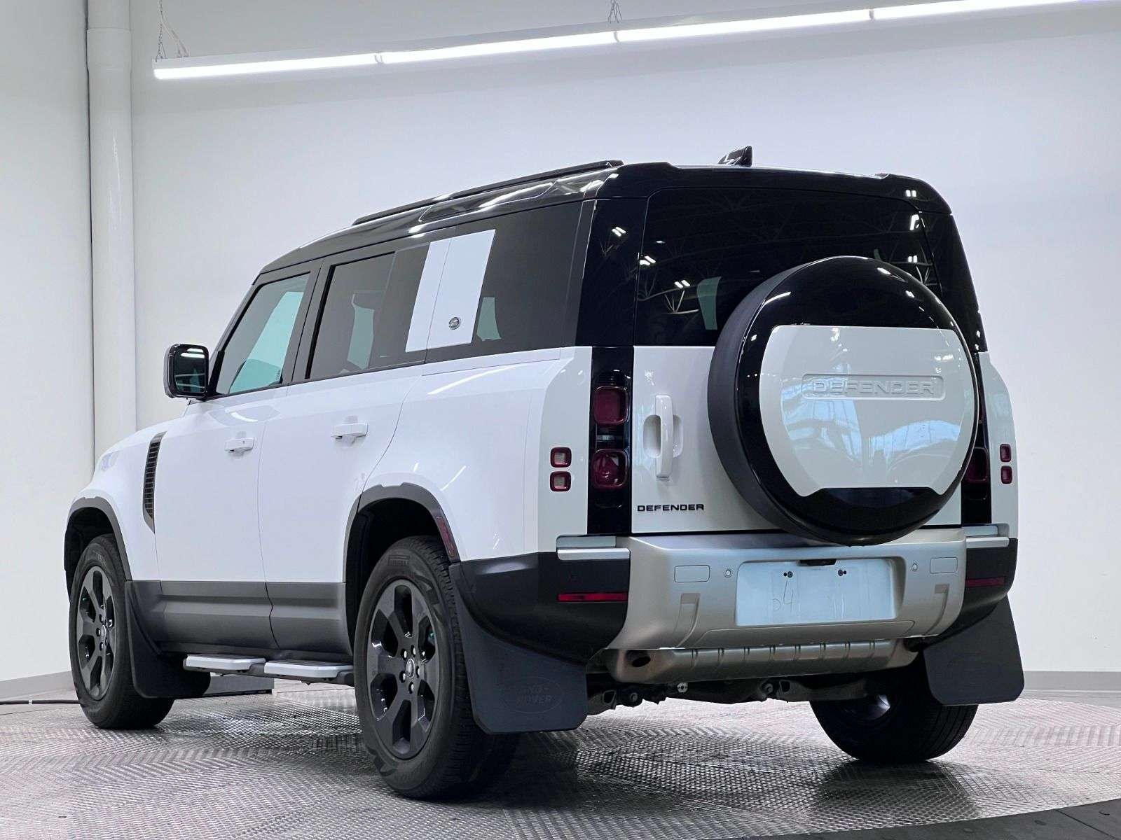 2024 Land Rover Defender 110 P300 S alt 3