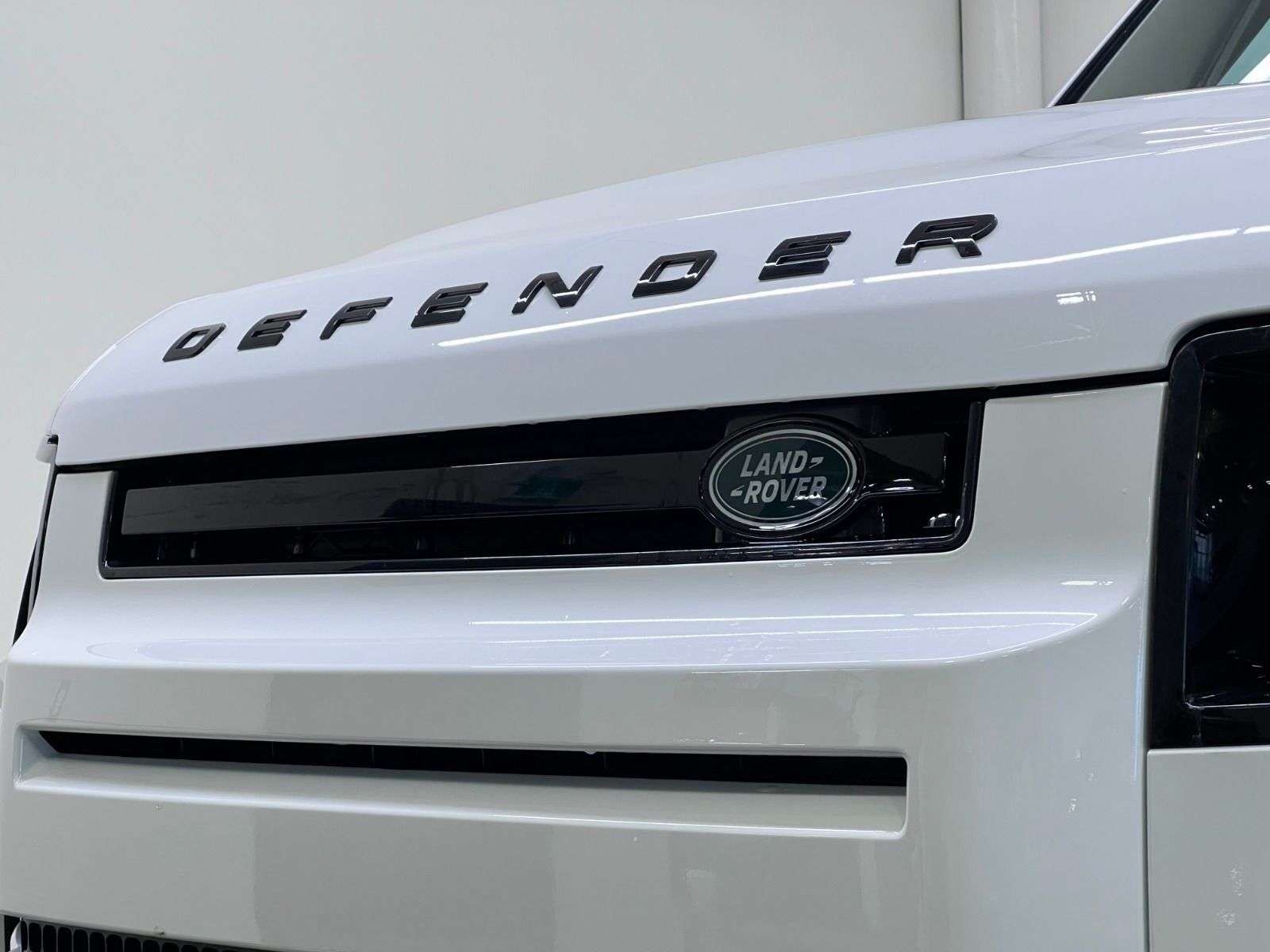 2024 Land Rover Defender 110 P300 S thumb 11