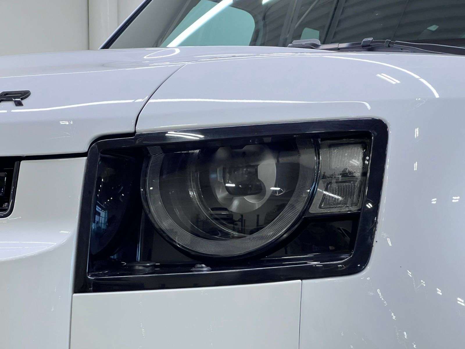2024 Land Rover Defender 110 P300 S thumb 13