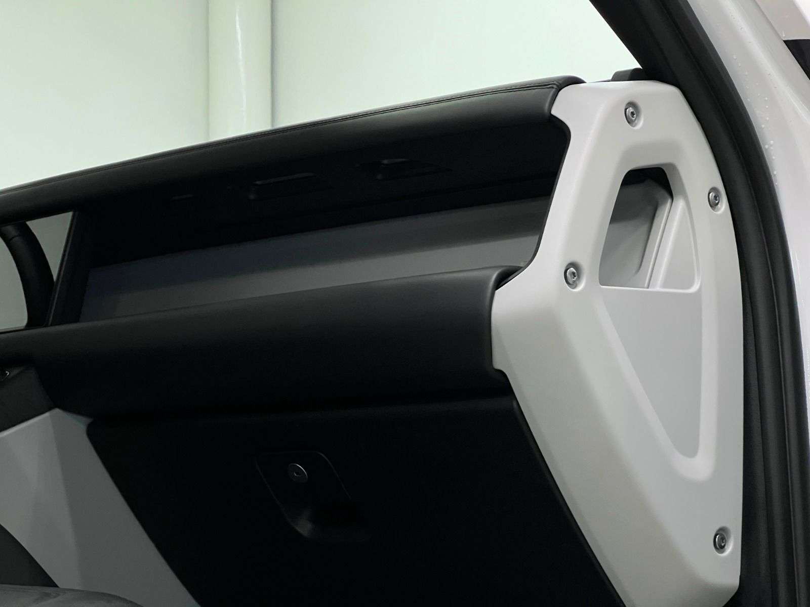 2024 Land Rover Defender 110 P300 S thumb 34