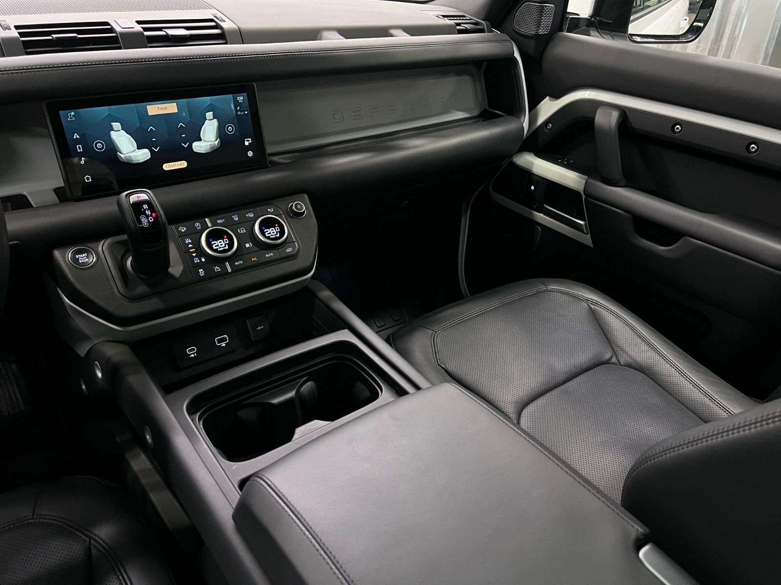 2024 Land Rover Defender 110 P300 S thumb 17
