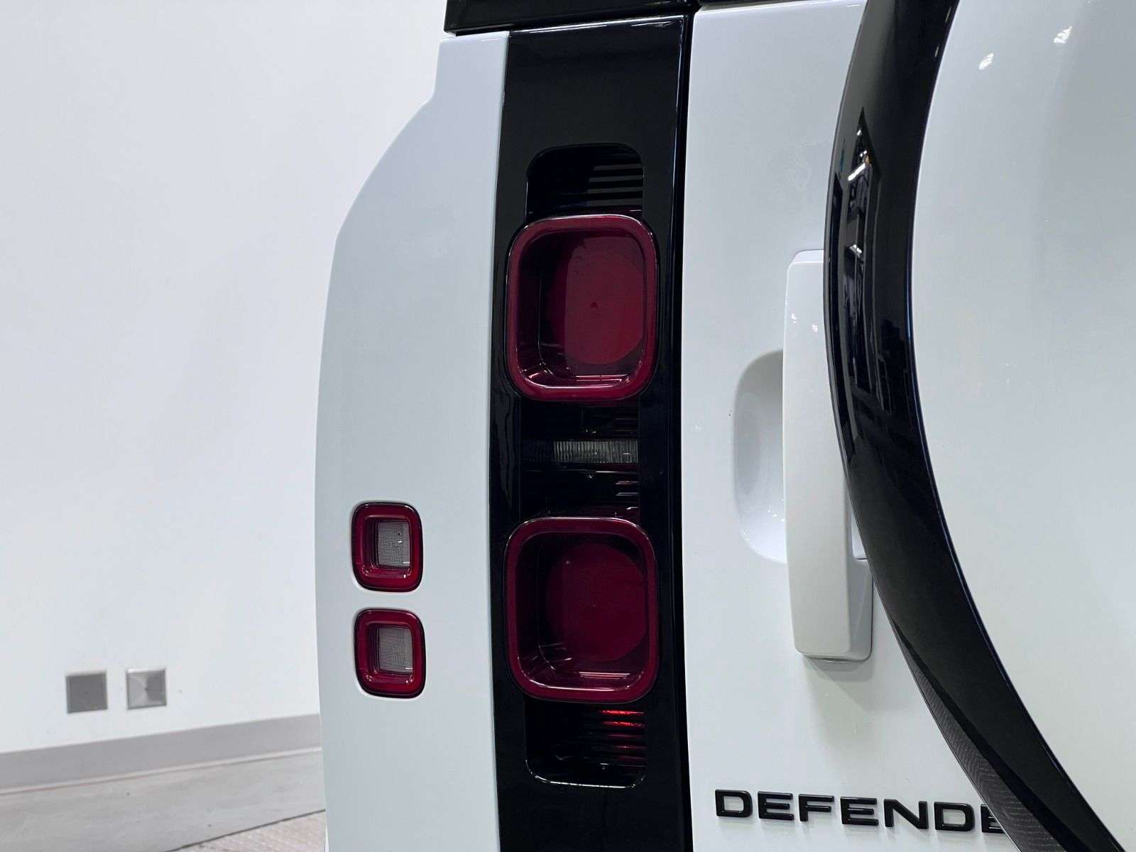 2024 Land Rover Defender 110 P300 S thumb 14