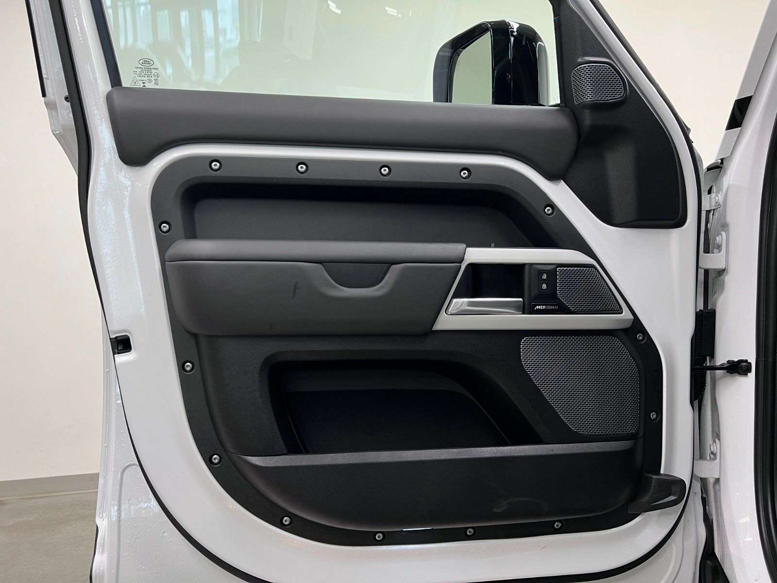 2024 Land Rover Defender 110 P300 S thumb 28
