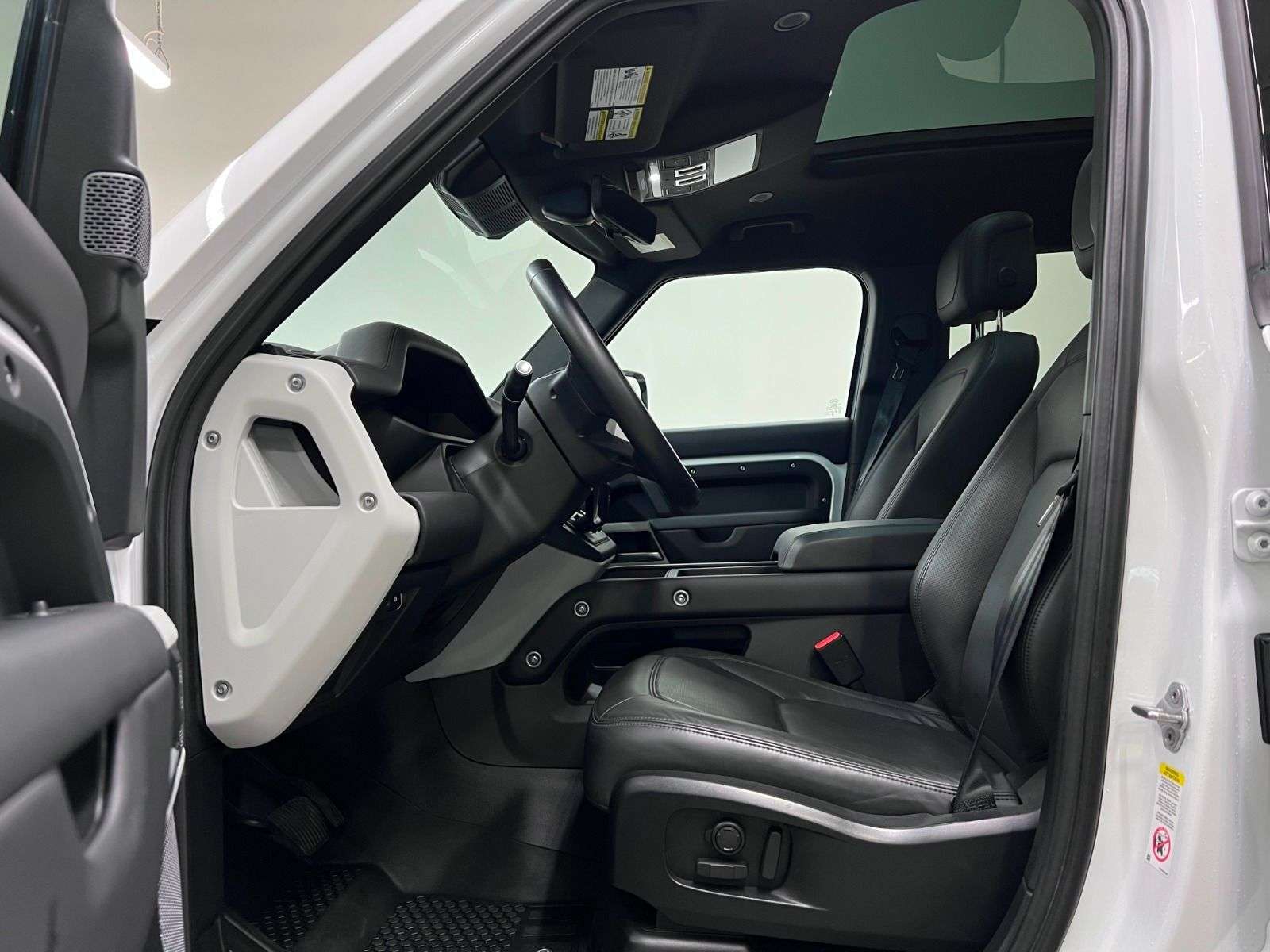 2024 Land Rover Defender 110 P300 S thumb 32