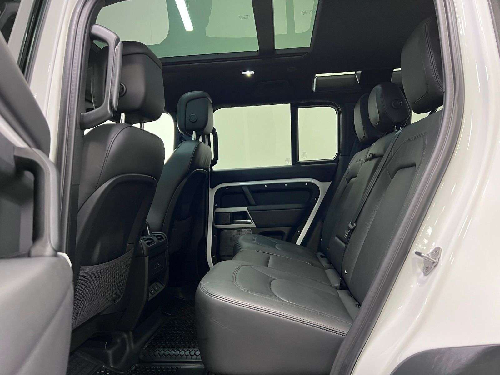2024 Land Rover Defender 110 P300 S thumb 25
