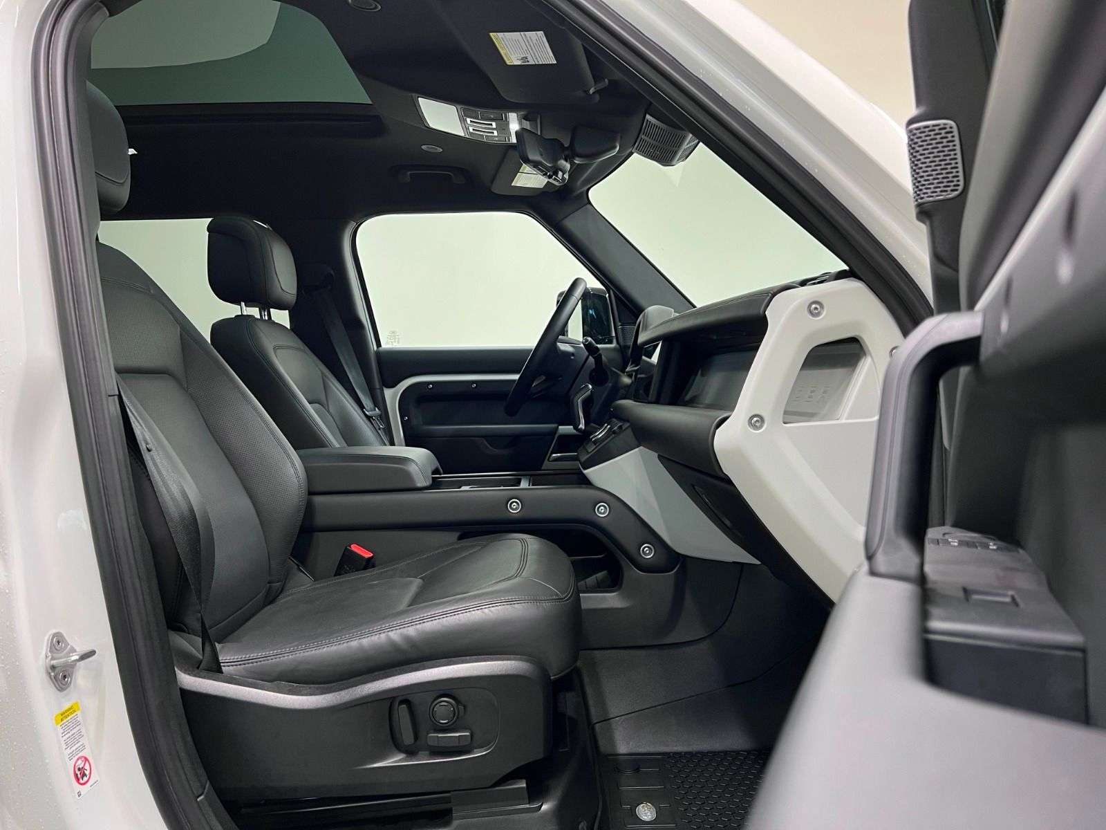2024 Land Rover Defender 110 P300 S alt 5
