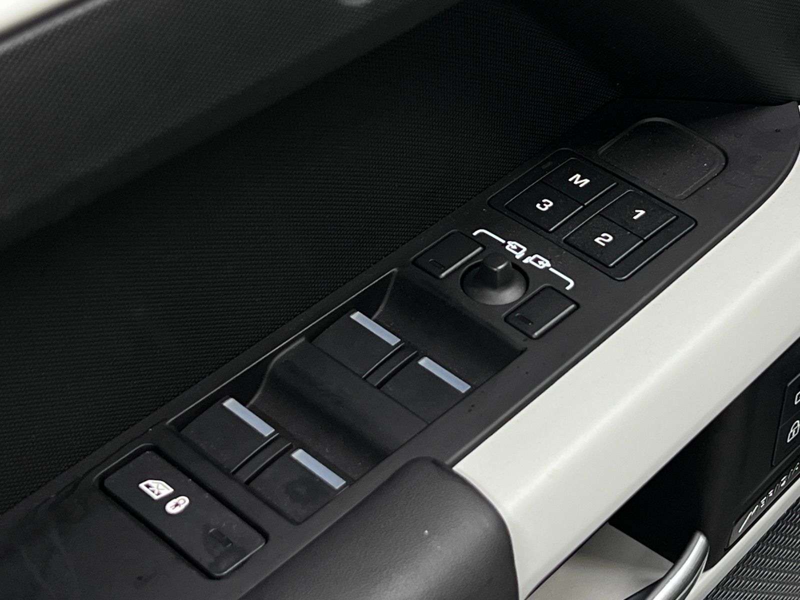 2024 Land Rover Defender 110 P300 S thumb 29