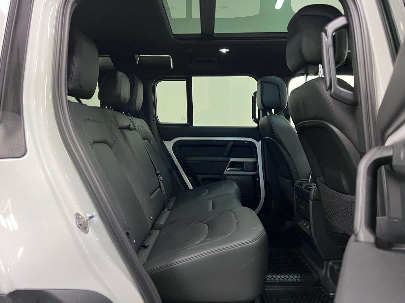 2024 Land Rover Defender 110 P300 S thumb 24