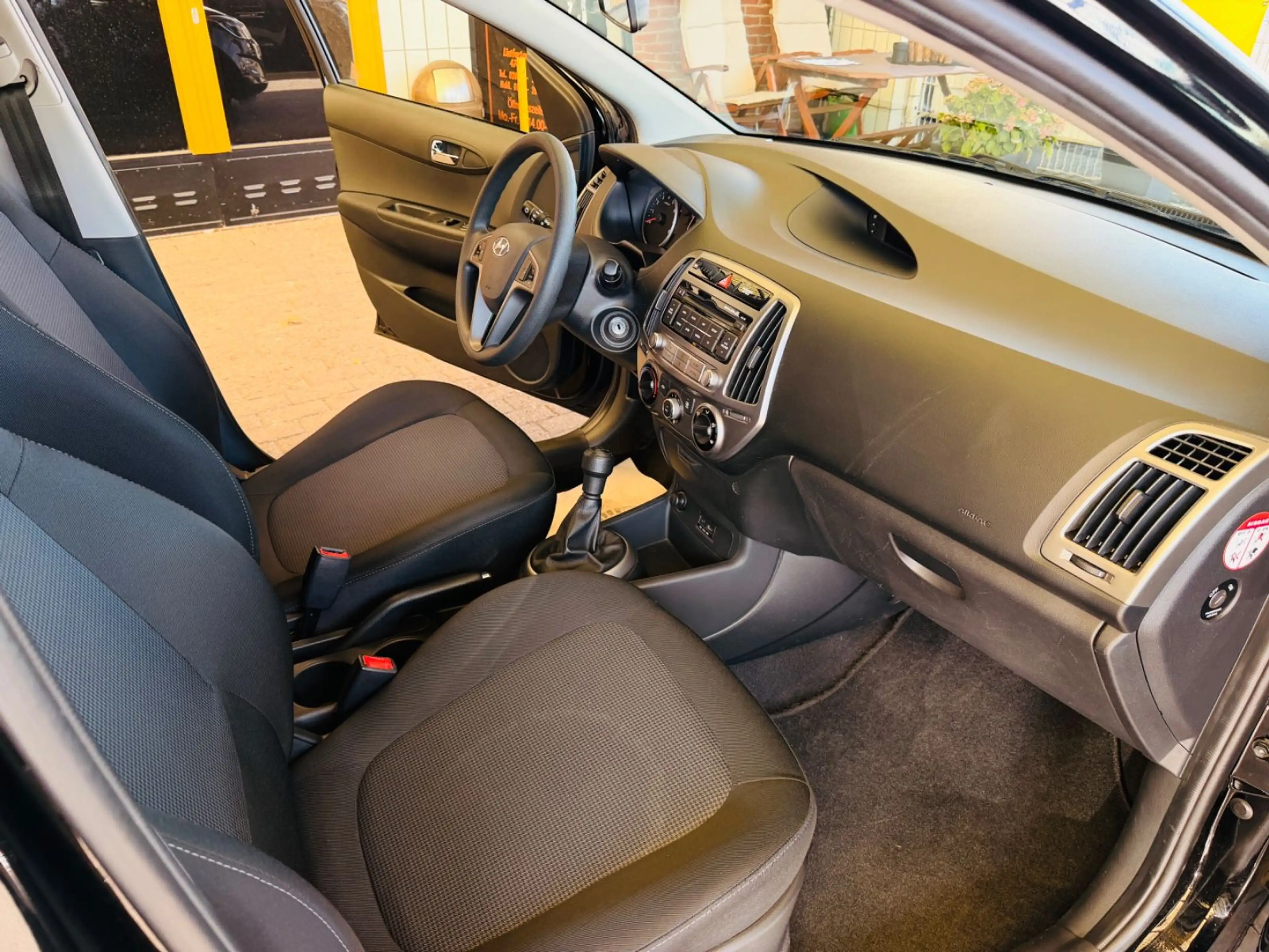 Hyundai i20 Trend aus 1 Hand echte KM Scheckheft+Klima — photo 19