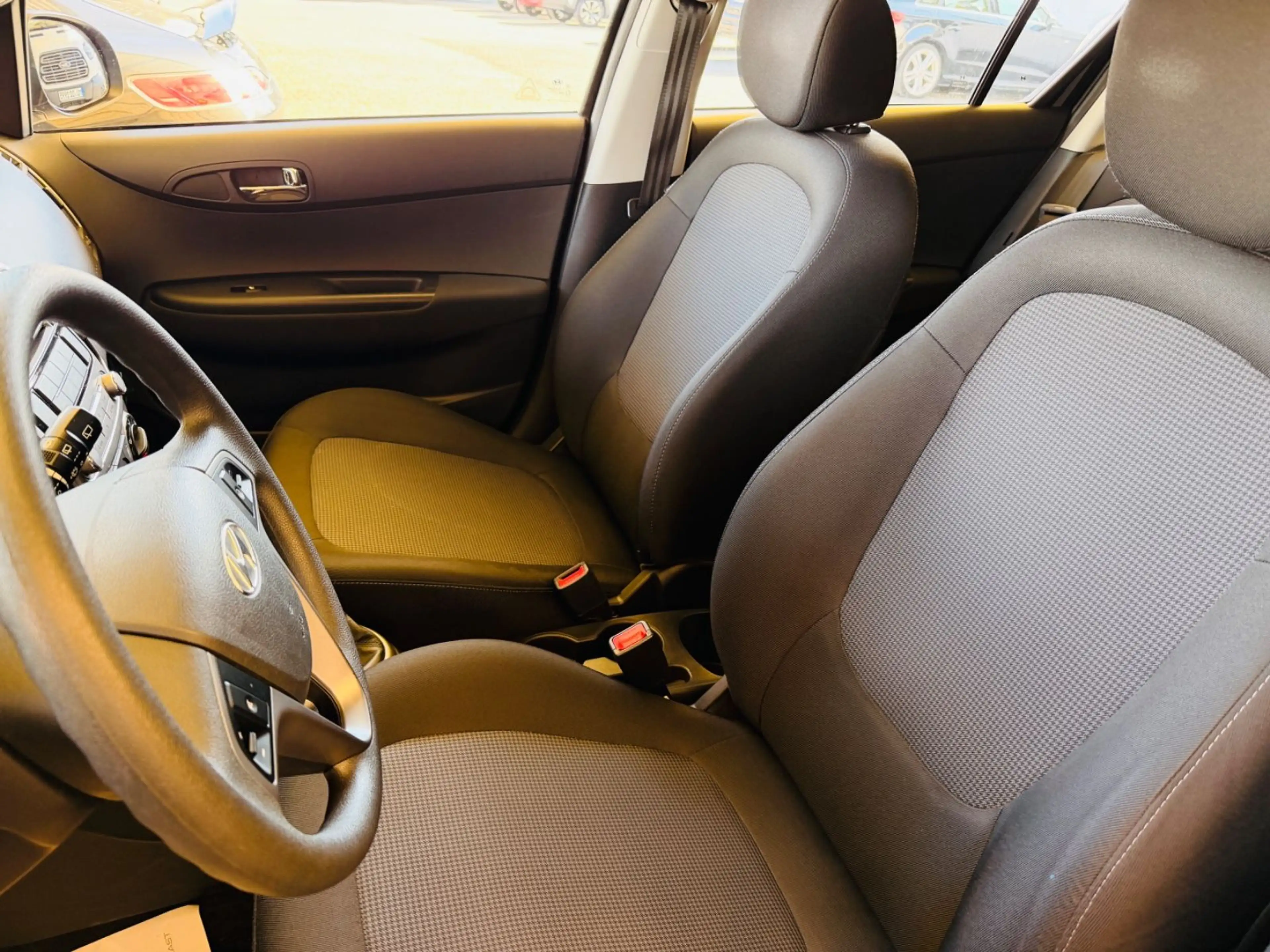Hyundai i20 Trend aus 1 Hand echte KM Scheckheft+Klima — photo 17
