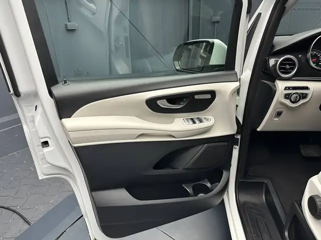 Mercedes-Benz 250 view 12