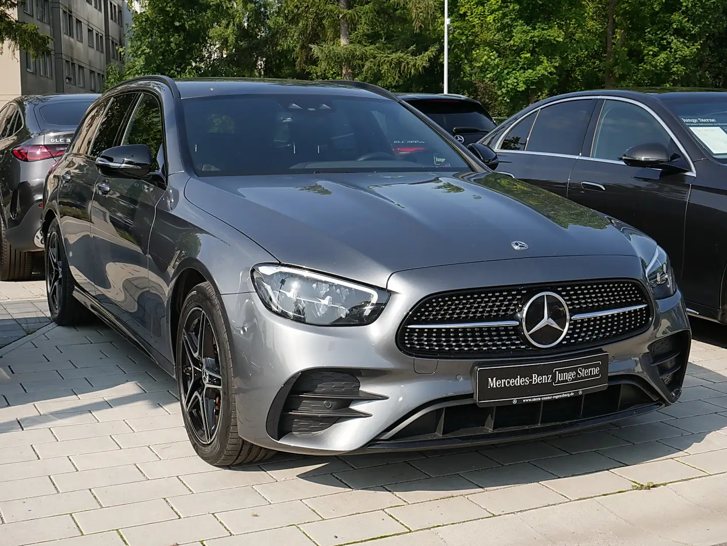 Mercedes-Benz E 300 e T-Modell AMG+NIGHT+DISTRONIC+AHK+MEMORY+ Gris - 2