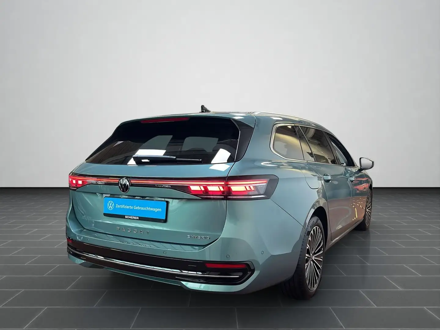 Volkswagen Passat Variant Elegance 1.5 e-Hybrid IQ.DRIVE AH Grün - 2