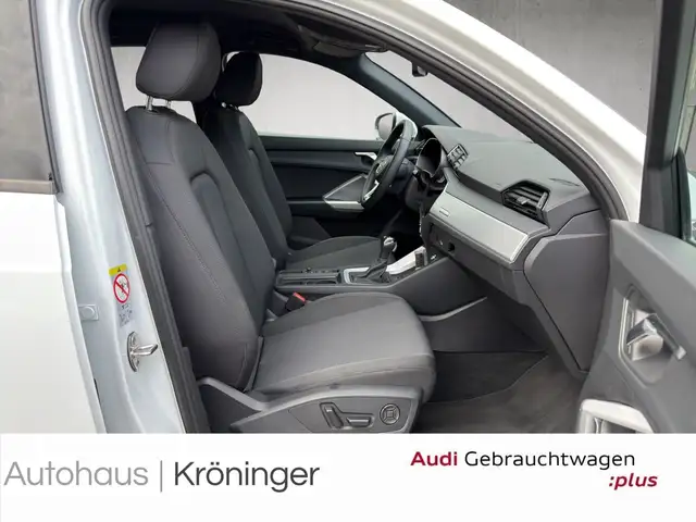 Audi Q3 view 9
