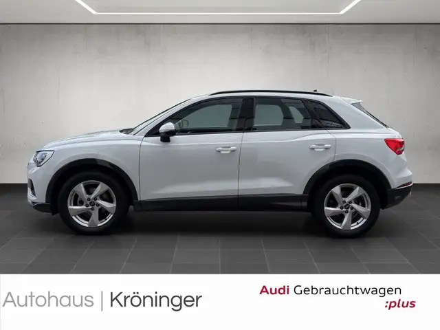 Audi Q3 view 3
